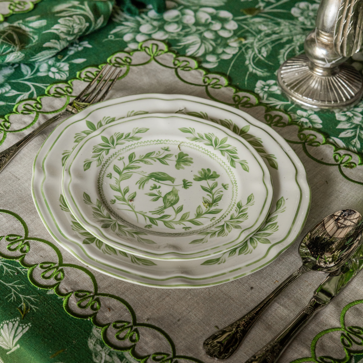 Green Toile Christmas table styled with white and green Chinoiserie plates and natural linen placemats with green embroidery